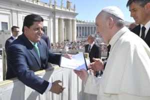 Papa Francisco recibe proyecto de Ley de Amnistía de manos de Edgar Zambrano (Fotos)