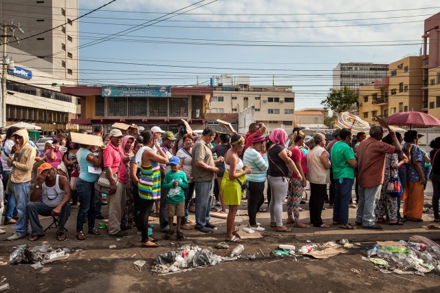 Las largas filas por alimentos son una realidad diaria para los venezolanos. PHOTO: MIGUEL GUTIÉRREZ FOR THE WALL STREET JOURNAL
