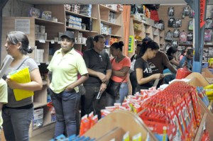 Aumentan compras de útiles y uniformes escolares en Maracay