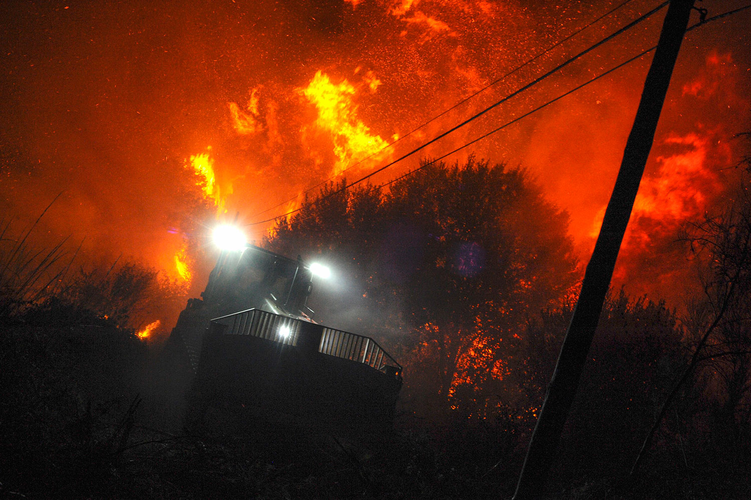 Un incendio arrasa al menos 2.000 hectáreas de bosque en Galicia (Fotos)