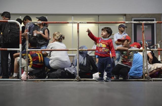 Varios refugiados sirios esperan para ser registrados en la estación central de Múnich, Alemania, hoy 31 de agosto de 2015. Cientos de refugiados se precipitaron hoy en la estación de ferrocarril de Budapest para subir a los trenes que van a Alemania y Austria, después de que, por razones aún desconocidas, desaparecieran los agentes de policía que los vigilaban. El reparto de refugiados por cuotas entre los países de la Unión Europea (UE) estará incluido en el plan conjunto que Alemania y Francia presentarán a sus socios en los próximos días, aseguró hoy la canciller alemana, Angela Merkel. EFE/Andeas Gebert