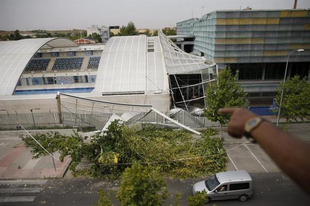 Cubierta de la piscina de Las Olivas de Aranjuez esta mañana, donde voló una lámina completa de metacrilato tra la aparatosa tormenta que ocasionó ayer importantes daños materiales en la localidad, así como algunos heridos de carácter leve por caída de ramas. La tormenta, de agua y viento, se produjo alrededor de las siete de la tarde, provocando que centenares de árboles hayan sido arrancados de raíz, cayendo estos sobre casas y vehículos. EFE/Juan Carlos Hidalgo