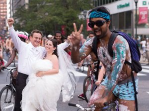 Tres mil ciclistas nudistas entran en una foto de boda en Filadelfia