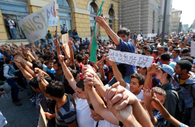  Migrantes protestan frente a estación de tren en Budapest REUTERS/Laszlo Balogh