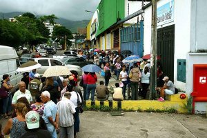 Las colas persisten en supermercados de San Cristóbal a pesar de cierre de frontera