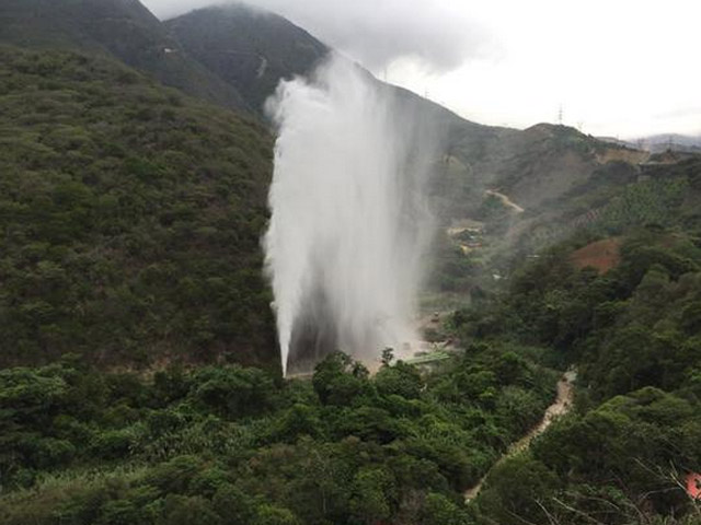 Rotura de tubería en la Caracas – La Guaira… una “cascada invertida” (FOTOS + VIDEO)