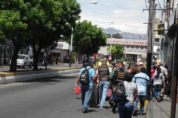 Viajeros venezolanos y extranjeros continúan saliendo por San Antonio del Táchira