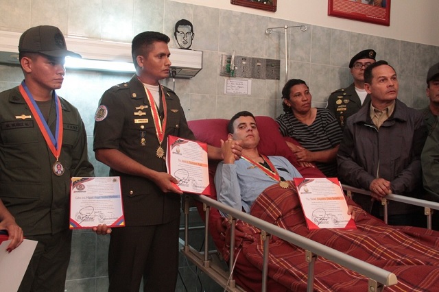 Vielma Mora condecoró a los tres militares heridos en el incidente que cerró la frontera (fotos)