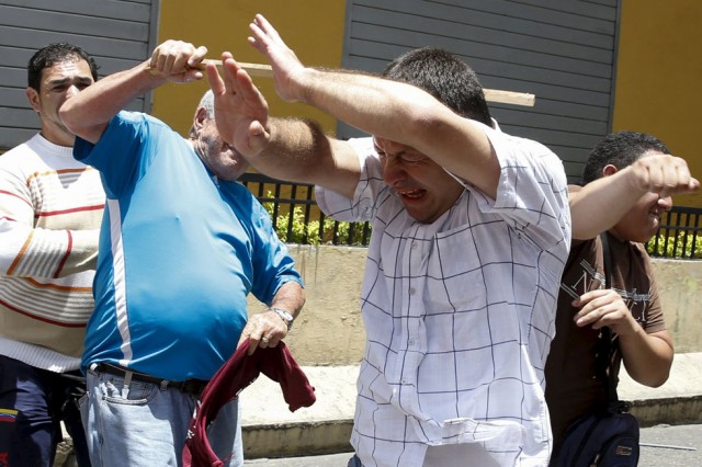 Con palos, tiros y piedras oficialistas dispersan manifestación pacífica en apoyo a Leopoldo López