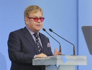 Elton John defiende los derechos de la comunidad gay en Ucrania