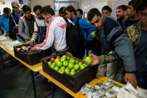 Italia dice que creará centros de refugiados pero con responsabilidad de la UE