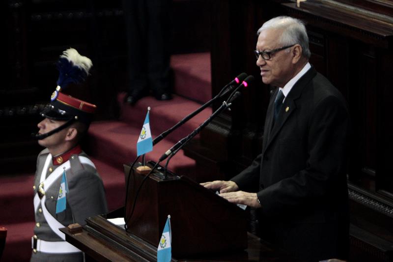 Operan de urgencia a presidente de Guatemala