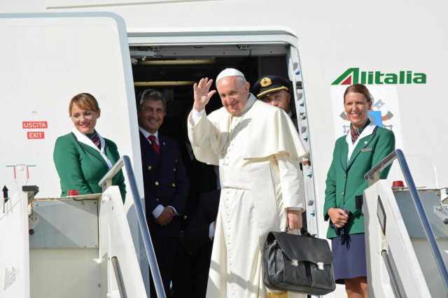 . Rome (Italy), 19/09/2015.- Pope Francis waves to reporters at Fiumicino international airport as he boards his flight to Havan, Cuba, from Rome, Italy, 19 September 2015. Pope Francis departed Rome starting a nine-day trip to Cuba and the United States that is his longest international foray since he was elected leader of the Catholic Church two and a half years ago. Francis is the third pope to tour Communist-ruled Cuba after John Paul II in 1998 and Benedict XVI in 2012. He was scheduled to meet both former president Fidel Castro and his brother Raul, the current leader. (Papa, Roma, Italia, Estados Unidos) EFE/EPA/TELENEWS