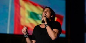 Carlos Vives canta “No tengo dinero” en honor a Juan Gabriel (Video)