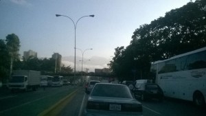 Reportan fuerte congestionamiento en la autopista Valle-Coche