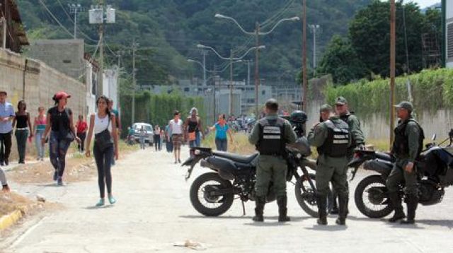 Funcionarios de la GNB mantienen un cerco para controlar accesos a las áreas adyacentes al penal | Foto William Dumont