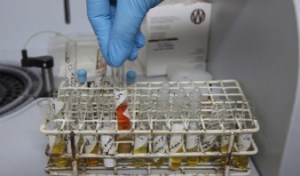 Laboratorios de Barcelona reciclan tubos de ensayo por escasez de insumos