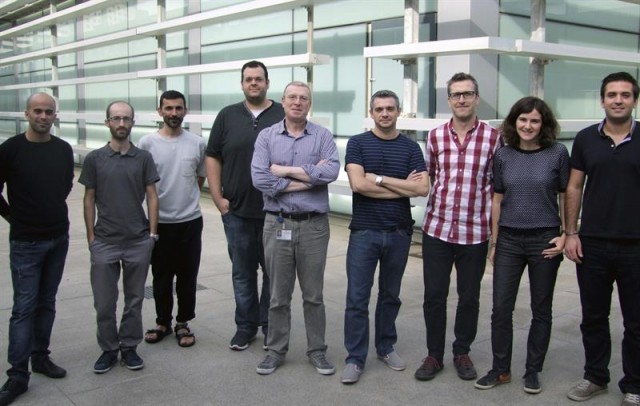 Fotografía facilitada por el Centro de Investigación Príncipe Felipe, de los miembros del grupo de investigación del Centro que han participado en el estudio que ha permitido la identificación de 103 genes cuya mutación es responsable de la progresión del cáncer, de los que 71 son nuevos, y que posibilitará definir nuevas 'dianas' terapéuticas. EFE/Centro de Investigación Príncipe Felipe