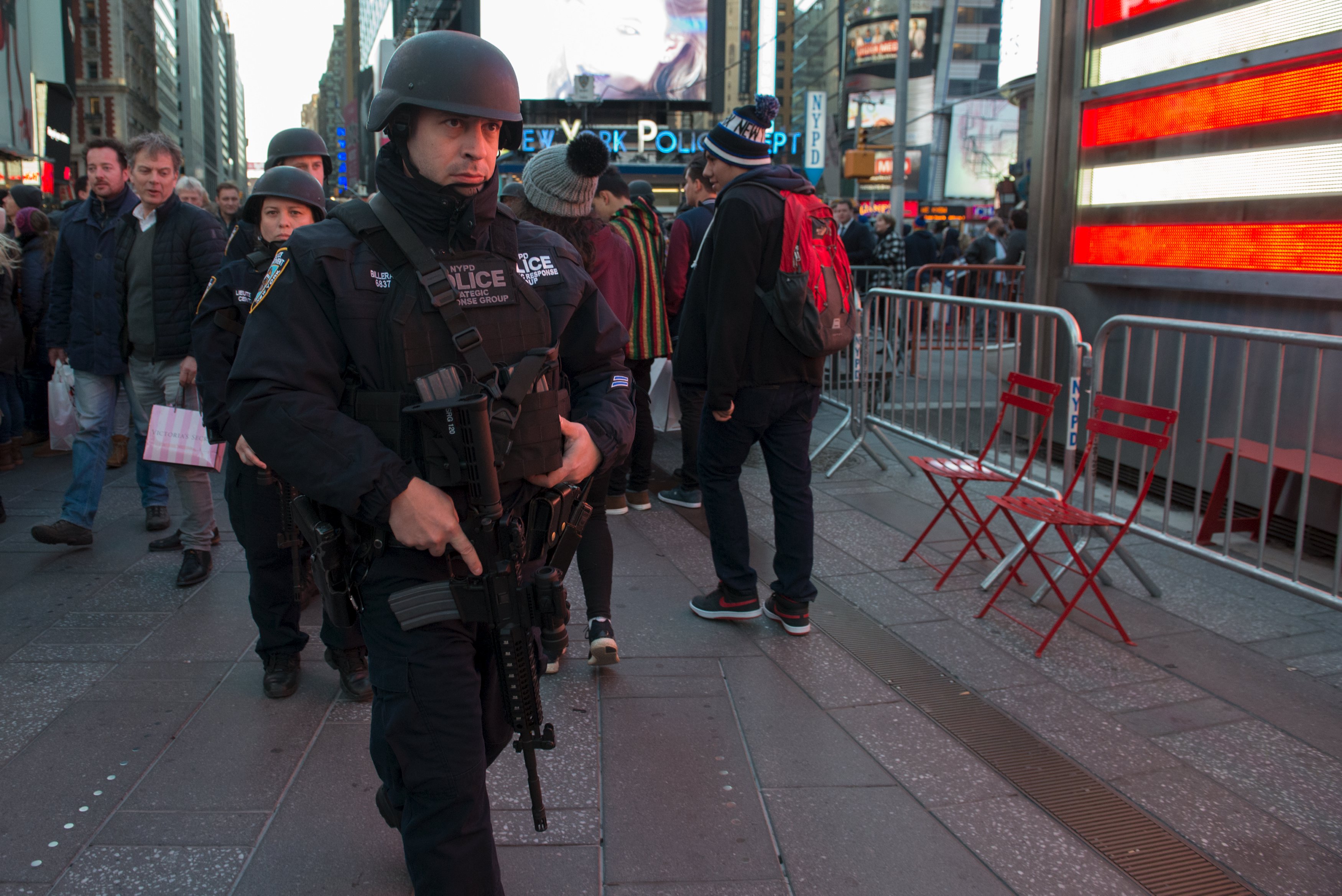 Hallan varios kalashnikov en un carro abandonado tras atentados de París