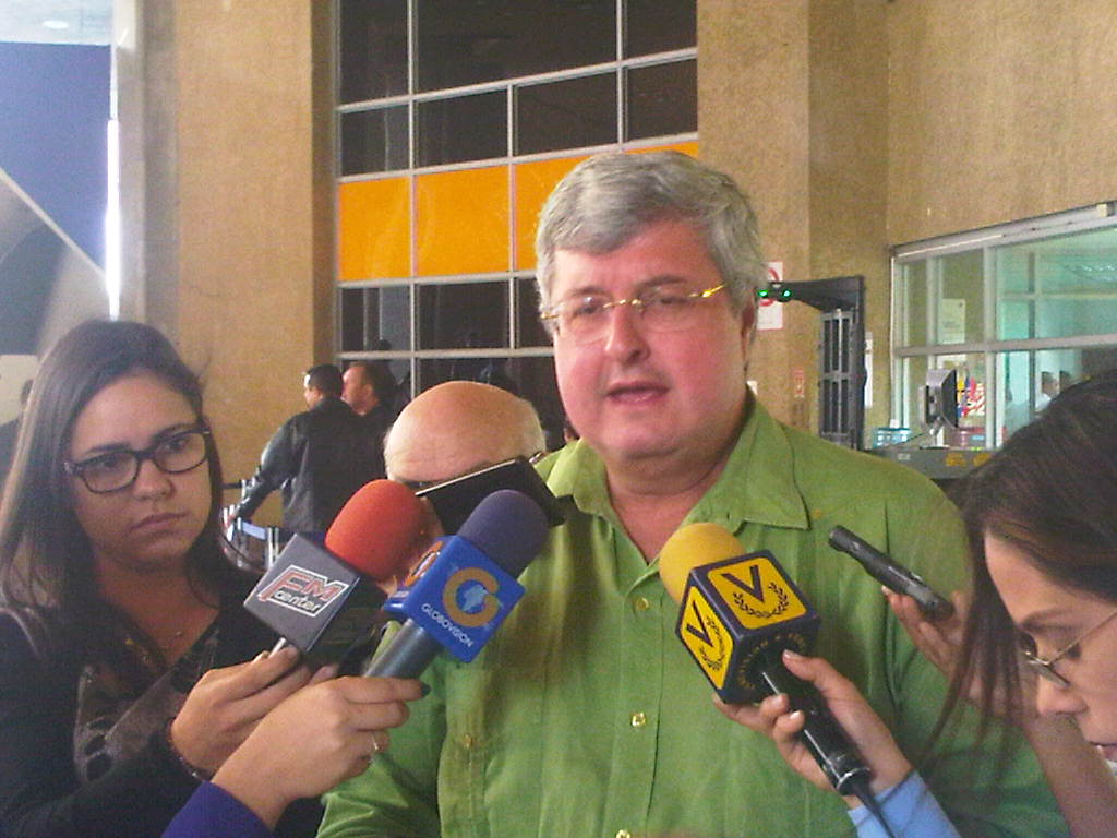 Denuncian ante el CNE al ministro de la Defensa Padrino López por violar la Constitución