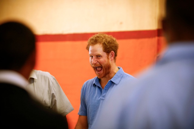 El príncipe Harry gestos mientras habla a los niños durante una visita al Centro de Atención Ottery Juventud en Ciudad del Cabo, Sudáfrica 30 de noviembre de 2015. El príncipe Harry se encuentra en Sudáfrica, en nombre de Sentebale, la organización benéfica que fundó con de Lesotho Príncipe Seeiso en la memoria de sus madres. REUTERS / Nic Botma / piscina