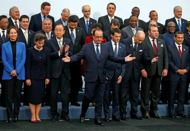 El presidente francés, François Hollande (centro), posa junto a otros líderes durante la foto de familia en la inauguración de la cumbre sobre el cambio climático COP21 celebrado en Le Bourget cerca de París (Francia) hoy, 30 de noviembre de 2015. Un total de 184 países han presentado programas nacionales para limitar las emisiones causantes del efecto invernadero, indicó hoy el ministro francés de Exteriores, Laurent Fabius, tras asumir la presidencia de la cumbre sobre el cambio climático (COP21). EFE/Jacky Naegelen 