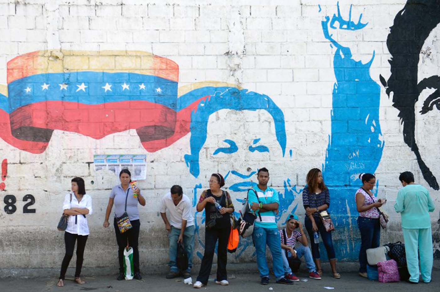 Tras una campaña marcada por la violencia, la oposición ve en legislativas el inicio del fin del chavismo