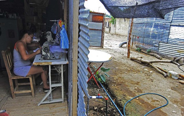 ATENCION ACOMPANA NOTA DE VALENTINA OROPEZA A woman works with a sewing machine at "La Invasion" low-income neighborhood in San Antonio, Tachira state, in the border with Colombia on November 28, 2015.  AFP  PHOTO/GEORGE CASTELLANOS / AFP / George CASTELLANOS