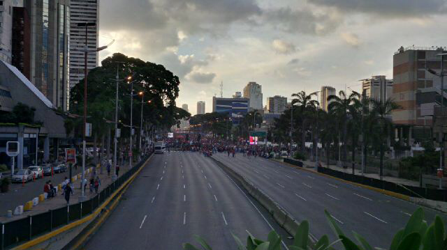 La FOTO: El ocaso de la “revolución” visto desde el puente de El Alba (Av. Bolívar)