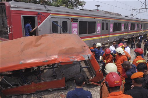 Tren de pasajeros arrolla a bus en Indonesia deja 18 muertos