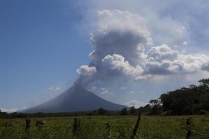 La erupción del volcán Momotombo de Nicaragua, un espectáculo para turistas