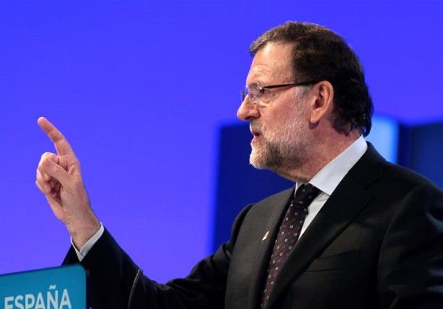 El presidente del Gobierno y candidato del PP a la reelección, Mariano Rajoy, durante su intervención en el mitin central de su campaña en Aragón celebrado en el Palacio de Congresos de la Expo de la capital aragonesa. EFE/Javier Cebollada