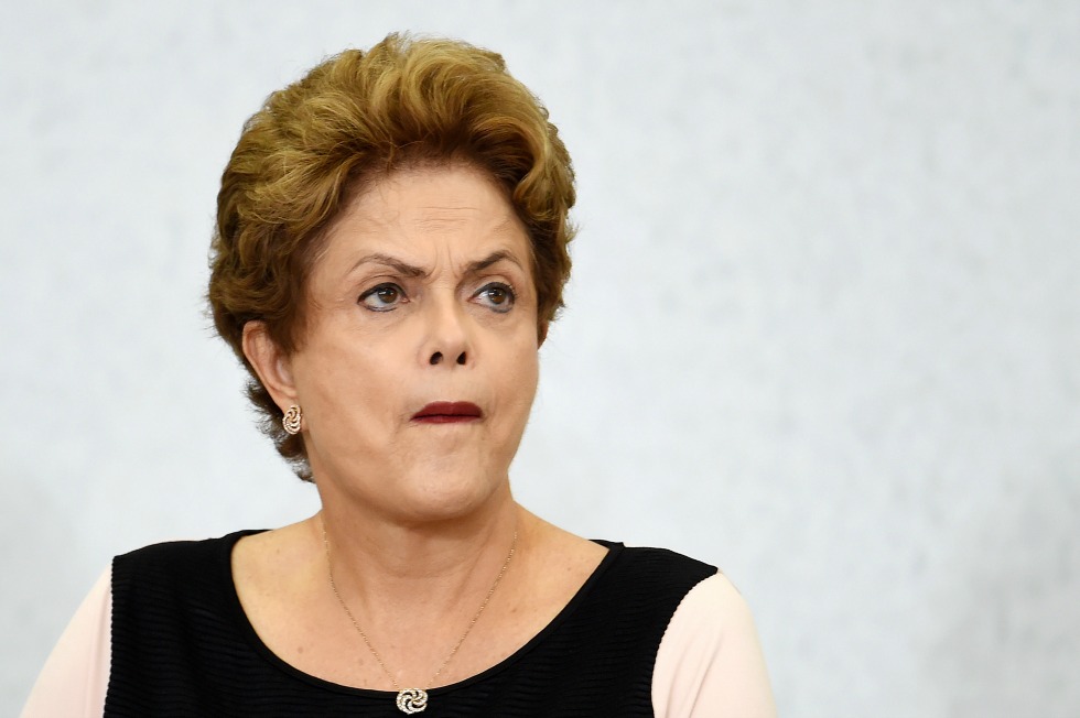 Rousseff dice tener coraje para enfrentar a “atropelladores” de la democracia