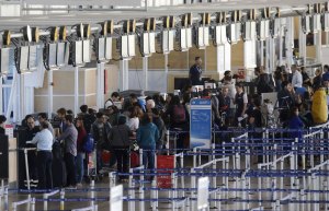 Aumentan a doce los aeropuertos cerrados en Chile por huelga