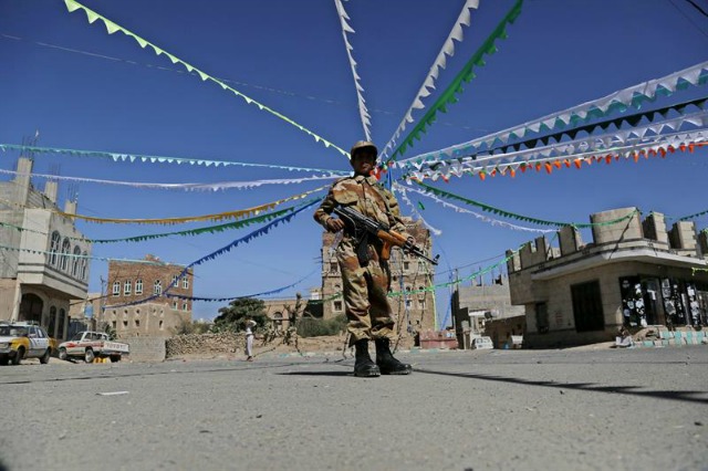 Decoraciones festivas visten las calles de Saná (Yemen) hoy, 22 de diciembre de 2015. Los musulmanes de todo el mundo celebran el aniversario del nacimiento del profeta Mahoma mañana, el cual se cree que nació en La Meca (Arabia Saudí) en el año 570 d.C. EFE/Yahya Arhab