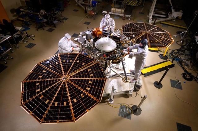 Fotografía cedida por la NASA hoy, miércoles 23 de diciembre de 2015, donde se ve el interior de la nave de Exploración Interior a través de Investigaciones Sísmica Geodesia y Transporte de Calor (InSight, por sus siglas en ingles) en una habitación limpia en Lockheed Martin, cerca a Denver (EE.UU.). La NASA cancelo una misión no tripulada planificada a Marte después de repetidos fracasos para reparar un instrumento crucial para el objetivo de la misión, dijo la agencia espacial el 22 de diciembre de 2015. El lanzamiento del módulo de aterrizaje InSight Marte de la NASA fue fijado para marzo 2016 con el objetivo de estudiar el planeta de interior. Sin embargo, un instrumento extremadamente sensible para medir la actividad sísmica desarrollado una fuga en el sello de vacío, que continuó a fallar después de someterse a dos veces la reparación. Los funcionarios de la agencia espacial de Estados Unidos dijeron que la solución necesaria no era posible antes del lanzamiento programado. EFE/NASA/JPL-CALTECH/LOCKHEED MARTIN 
