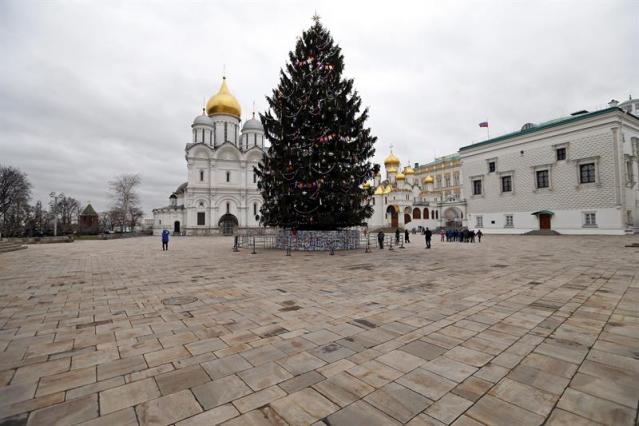 Vista del árbol de Navidad instalado junto al Kremlin, en Moscú, Rusia, hoy, 23 de diciembre de 2015. Los rusos celebran la Navidad, la principal festividad religiosa de la Iglesia Ortodoxa Rusa, 13 días después del 25 de diciembre. EFE/MAXIM SHIPENKOV