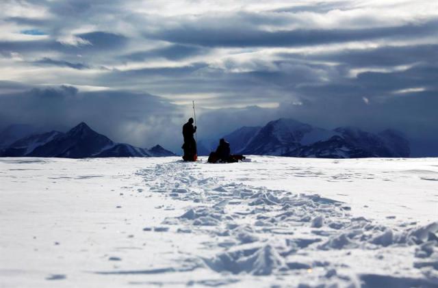 Fotografía del 18 de noviembre de 2015 de las científicas Jenny Blamey (d) y Giannina Espina en el monte Rossman Cove, en el Glaciar Unión (Antártica). Blamey, directora científica de la Fundación Biociencia de Chile, y Espina forman parte de la expedición científica a la estación polar Glaciar Unión, situada en la Antártida profunda, a solo 1000 km del Polo Sur. Ambas científicas tratan de descifrar los secretos de algunos microorganismos que se encuentran en el continente blanco y que son capaces de soportar altos niveles de radiación ultravioleta y gamma y que podrían ser de interés para posibles aplicaciones farmacológicas. EFE/Felipe Trueba