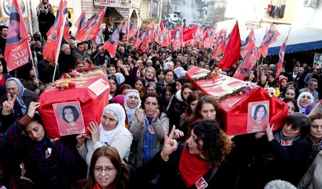 Un grupo de manifestantes asisten al funeral de Yeliz Erbay (i) y Sirin Oter (d) en Estambul, Turquía, hoy 23 de diciembre 2015. Las dos mujeres, que supuestamente pertenecían a un grupo de extrema izquierda, murieron ayer, 22 de diciembre 2015, durante una operación antiterrorista de la policía turca. EFE/Sedat Suna