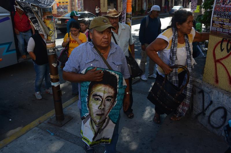 Recuerdan a los 43 estudiantes con una marcha y una misa en Ciudad de México