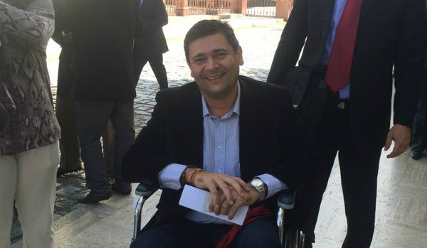 El diputado Freddy Superlano llega en sillas de ruedas al palacio legislativo