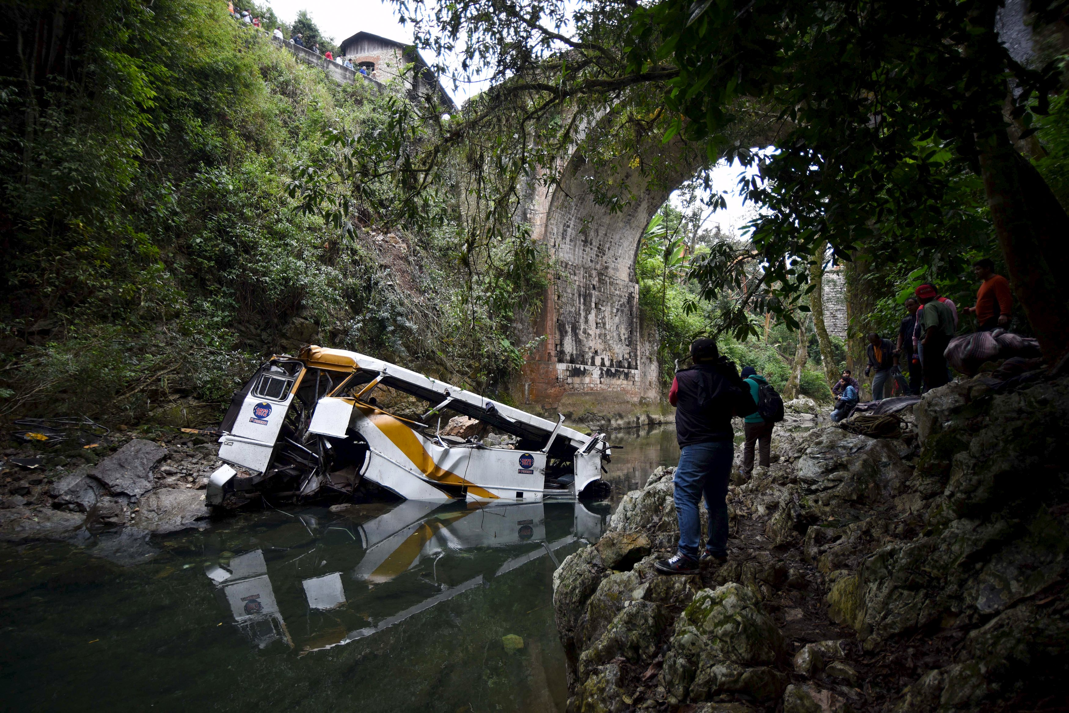 Mueren 21 personas en accidente de bus que transportaba futbolistas en México (Fotos)