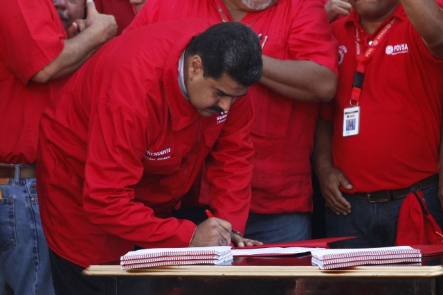 Maduro firmó convención colectiva de los trabajadores petroleros