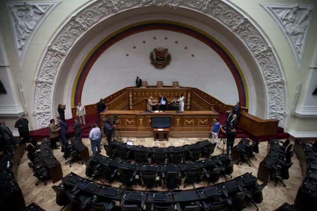 CAR04. CARACAS (VENEZUELA), 12/01/2016.- Parlamentarios se retiran del hemiciclo de sesiones hoy martes 12 de enero de 2016, en la Asamblea Nacional de Venezuela, Caracas. La sesión ordinaria de la Asamblea Nacional (AN, Parlamento) de Venezuela prevista para hoy fue suspendida debido a la "inasistencia" de los diputados -tanto chavistas como opositores- y fue programada para mañana, miércoles, a las 10.00 hora local (14.30 GMT). EFE/MIGUEL GUTIERREZ