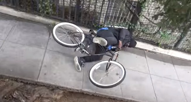 En Video: Ladrones reciben descarga eléctrica al intentar llevarse una bicicleta