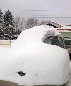 Mira como este anciano manejó un carro completamente cubierto por la nieve (FOTO)