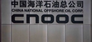 La petrolera china CNOOC recortará sus inversiones y reducirá la producción por primera vez desde 1999
