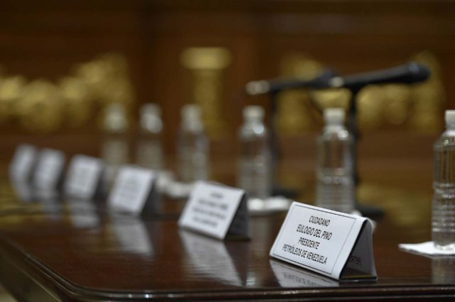 The chairs for the ministers summoned to a parliamentary session to explain the situation of the economy and an emergency decree remain empty at the National Assembly in Caracas on January 21, 2016. The ministers cancelled their appearance because they refused that the session be  public.   AFP PHOTO/JUAN BARRETO / AFP / JUAN BARRETO