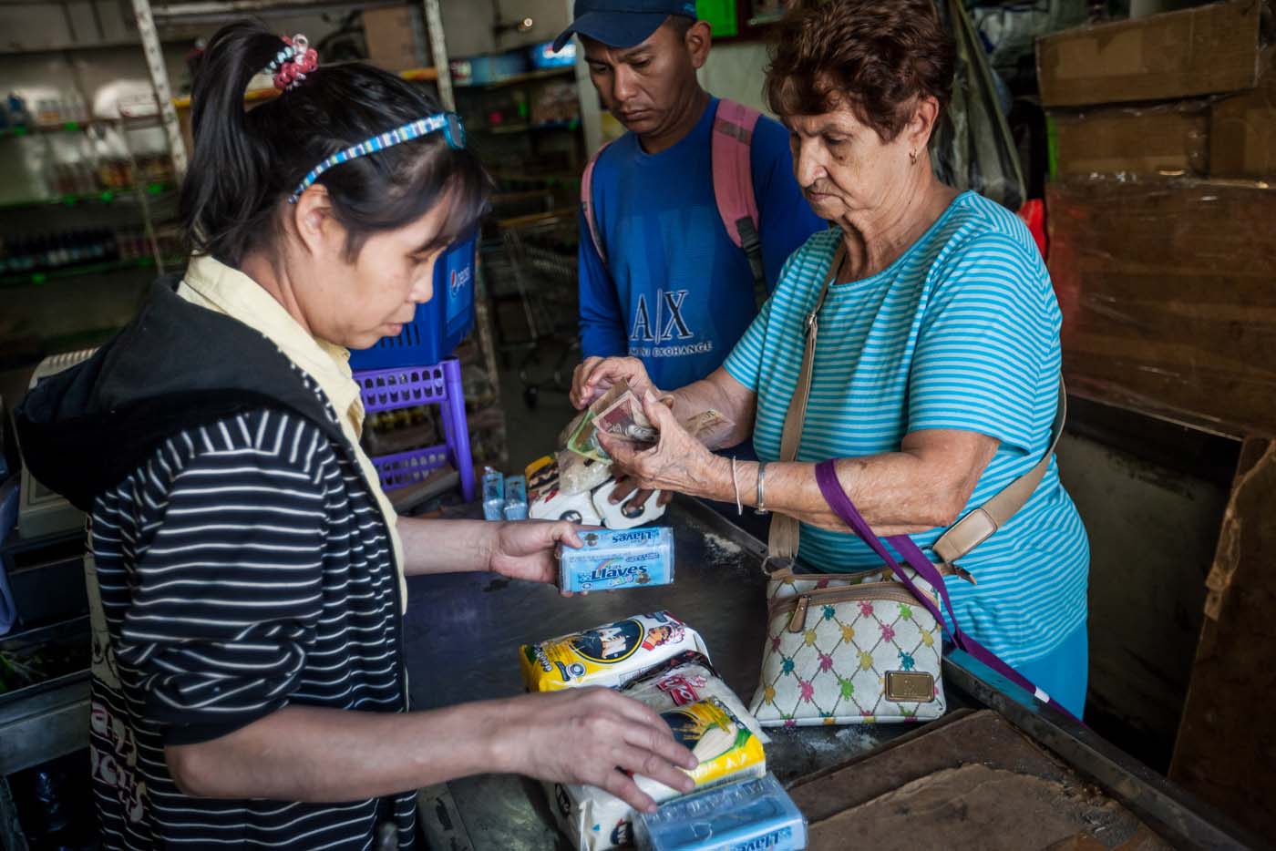 #EscombrosDeMaduro Venezolanos sólo pueden comprar cuatro productos de los 15 que antes adquiría, asegura Ansa