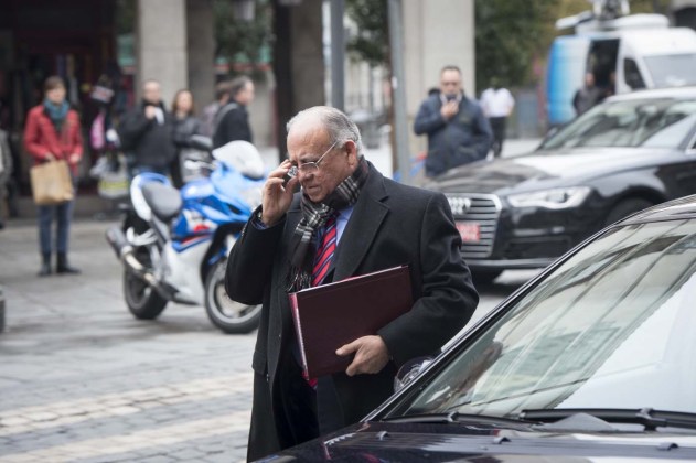 GRA231. MADRID, 22/01/2016.- El embajador de Venezuela, Mario Isea Bohórquez, a su llegada al Ministerio español de Asuntos Exteriores, donde ha sido convocado por el Gobierno español, para expresarle el rechazo por las palabras del presidente Nicolás Maduro en las que califica al jefe del Ejecutivo, Mariano Rajoy, de "intervencionista, racista y colonialista" y pedirle explicaciones por el viaje a Caracas en un avión oficial de la Fuerza Aérea venezolana por miembros de los grupos políticos de Podemos, Cup y del entorno de ETA. EFE/Luca Piergiovanni